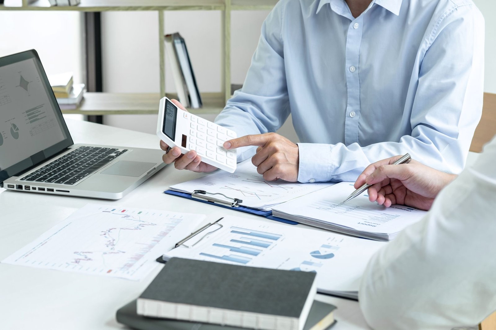 hombres sacando calculos